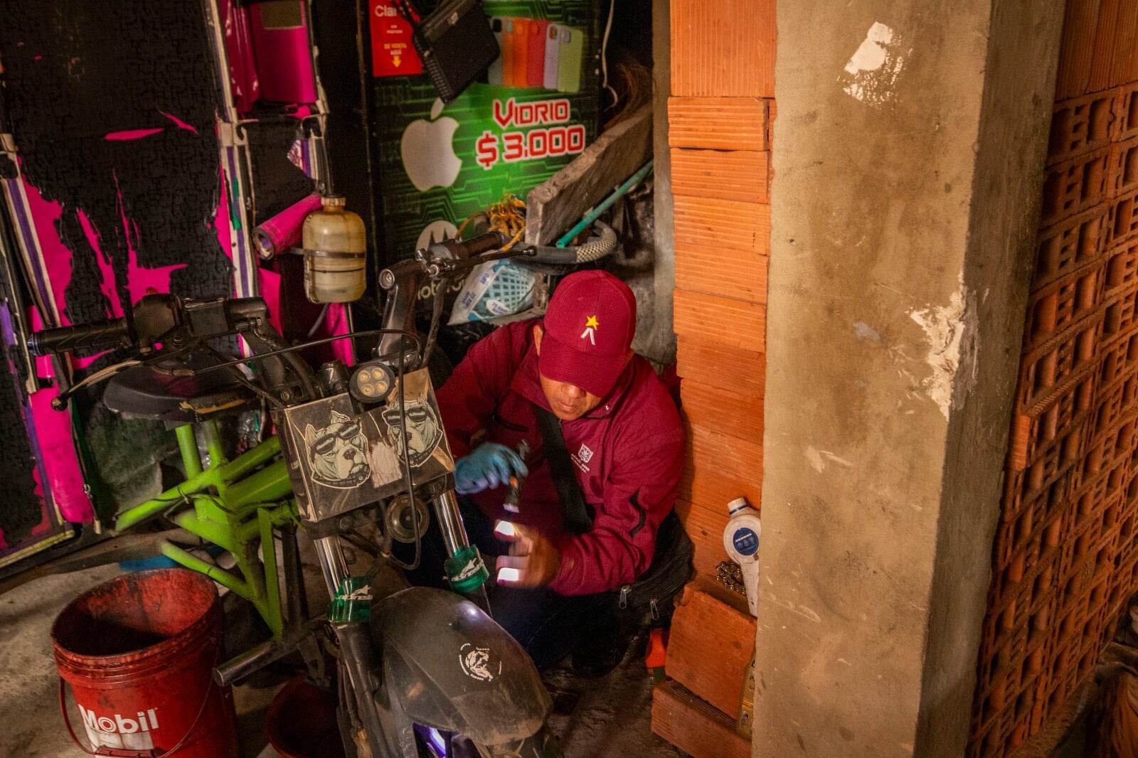 En un taller ilegal, se dedicaban a regrabar y comercializar motores.