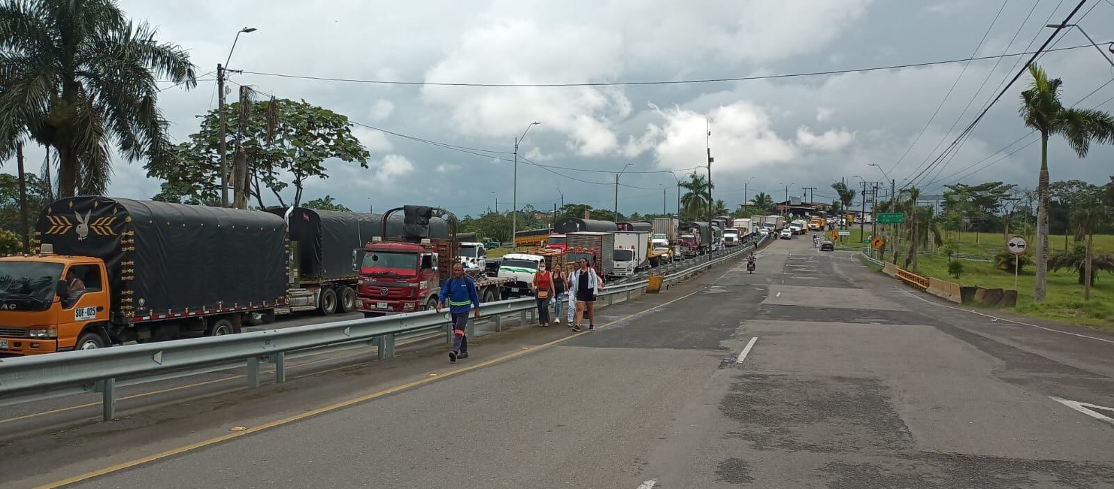 Larga fila de vehículos espera por la apertura de la vía hacia Buenaventura.
