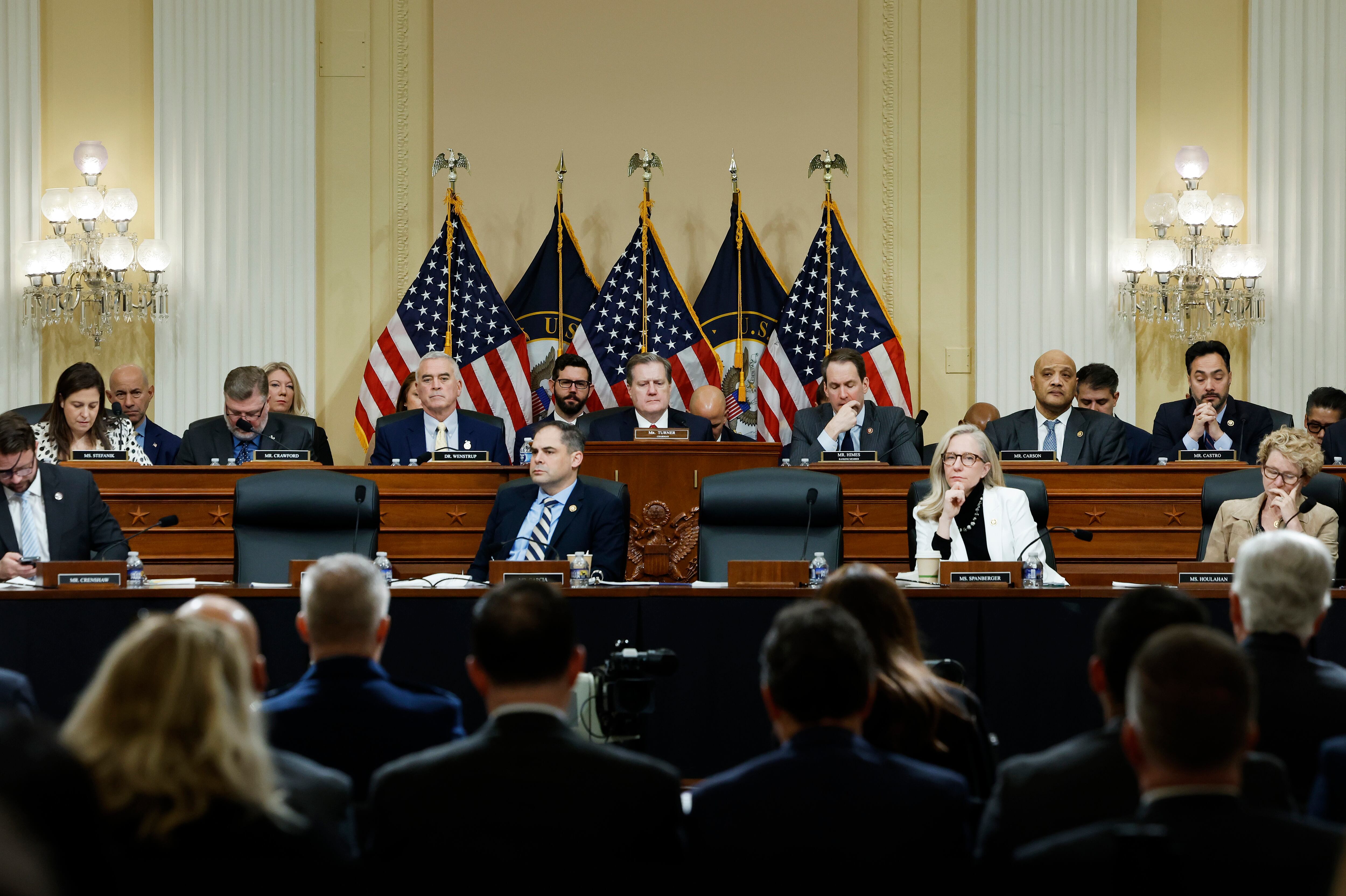 Miembros del Comité de Inteligencia (Selecto) de la Cámara escuchan durante una audiencia en el edificio de oficinas de Cannon el 12 de marzo de 2024 en Washington, DC. Líderes de la comunidad de inteligencia de Estados Unidos están participando en audiencias con los comités de inteligencia del Senado y de la Cámara de Representantes para exponer las amenazas globales que perciben para Estados Unidos.