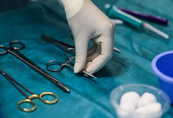 La ley fija duras penas para quienes incurran en la mala praxis de la profesión y utilicen sustancias modelantes no permitidas.