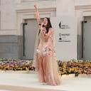 La artista Aria Vega canto en vivo en la pasarela de Agua by Agua Bendita en la galería de cristal en el Palacio de Cristal en la Mercedes Benz Fashion Week Madrid.
