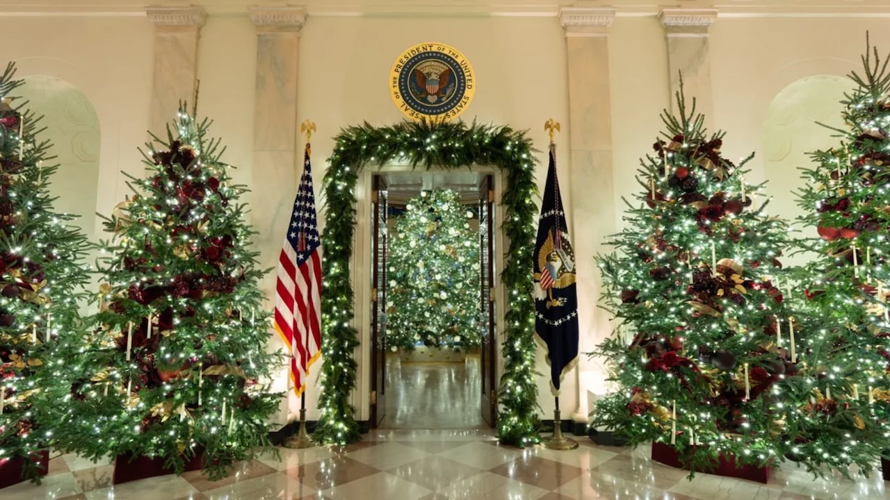 La Casa Blanca abrió sus puertas al tradicional tour navideño, ofreciendo un recorrido renovado marcado por luces doradas, guirnaldas y el estilo inconfundible de la primera dama.