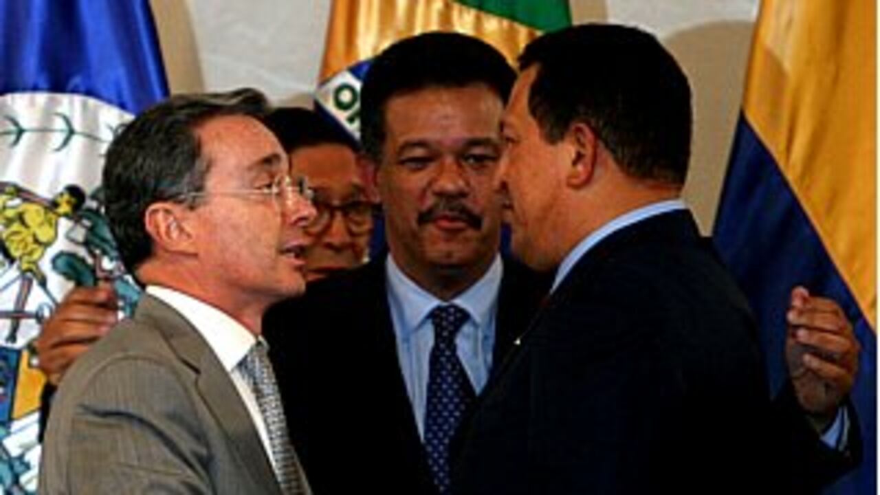 La Cumbre de Río (República Dominicana), el 7 de marzo, significó para Uribe y Chávez una 'reconciliación' necesaria. En el medio, el presidente anfitrión y conciliador Leonel Fernández.