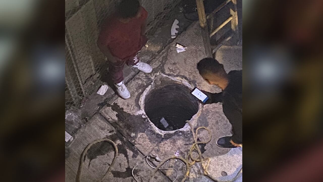 La comunidad atribuye el hecho a la falta de iluminación, y al constante robo de tapas de alcantarilla en la Ciudad de México.