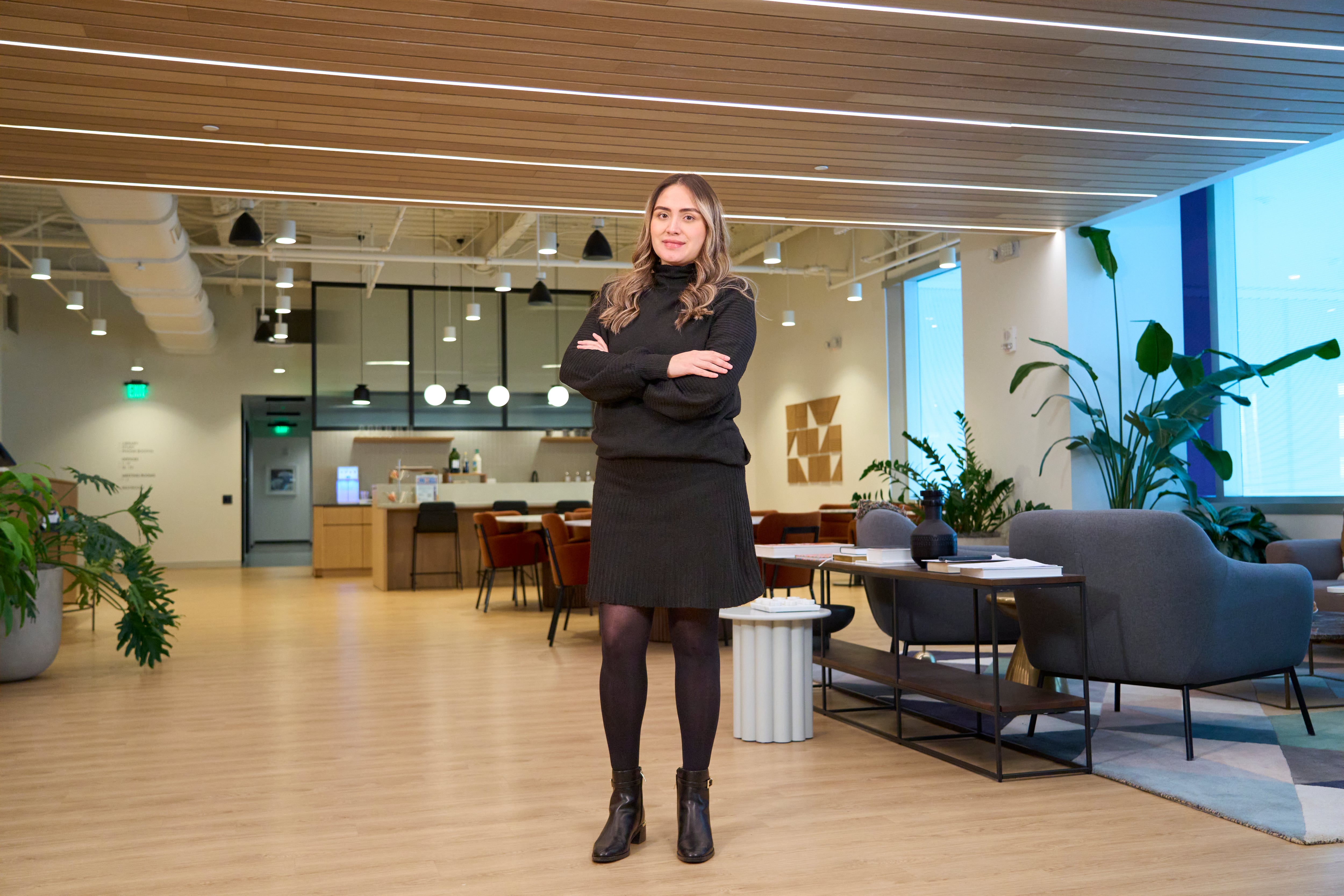 Mariana Pérez ganó el premio Tomorrow Shaper del Young Inventors Prize 2025 por un dispositivo para capturar y limpiar la contaminación del aire, que convierte los gases en polímeros biodegradables.