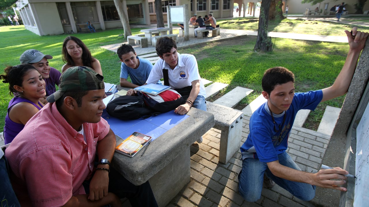 UNIVERSIDAD DEL MAGDALENA
ESTUDIANTES UNIVERSITARIOS
NOV 11 200
FOTO GUILLERMO TORRES REVISTA SEMANA