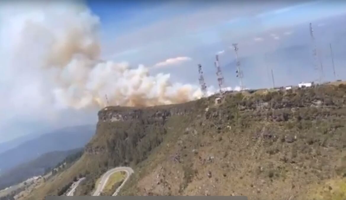 La comunidad pide apoyo aéreo y ayuda internacional para contener las llamas y frenar el daño ecológico y ambiental.