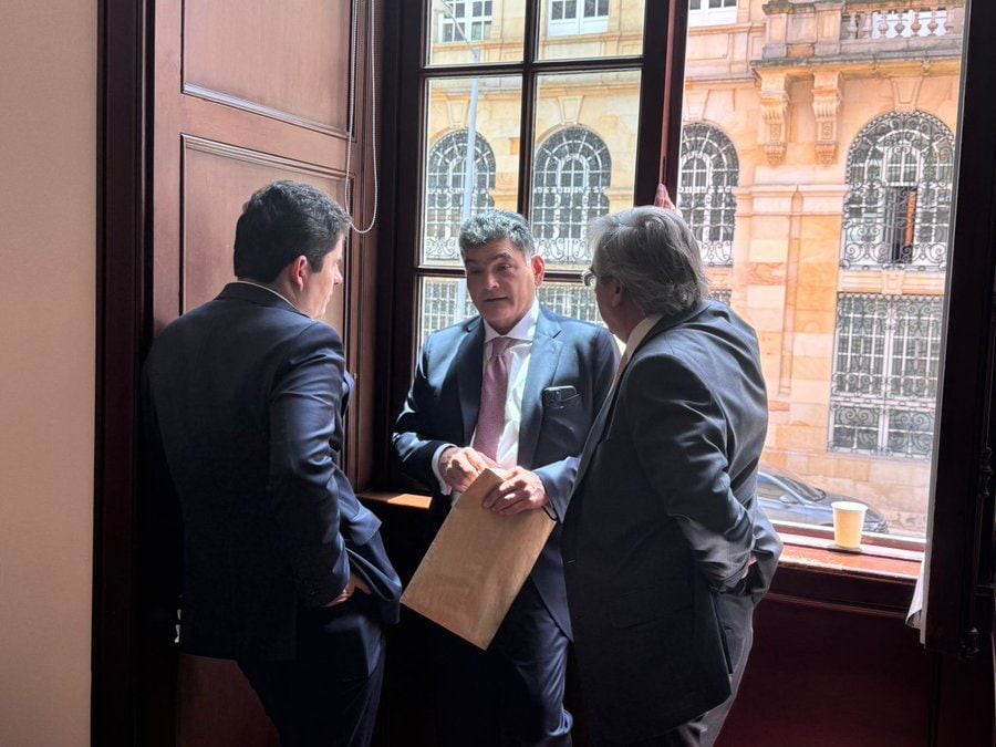 Gregorio Eljach, Luis Felipe Henao y Germán Varón conversando previo a la elección.
