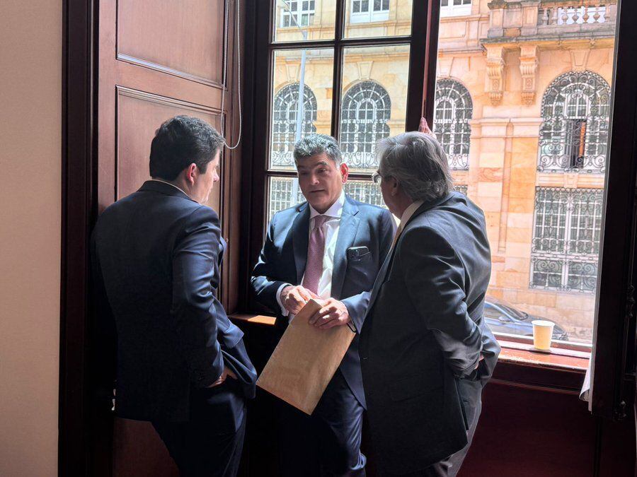 Gregorio Eljach, Luis Felipe Henao y Germán Varón conversando previo a la elección.