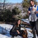 Jonathan Gerrish, Ellen Chung, su hija Miju, y el perro de la familia, Oski