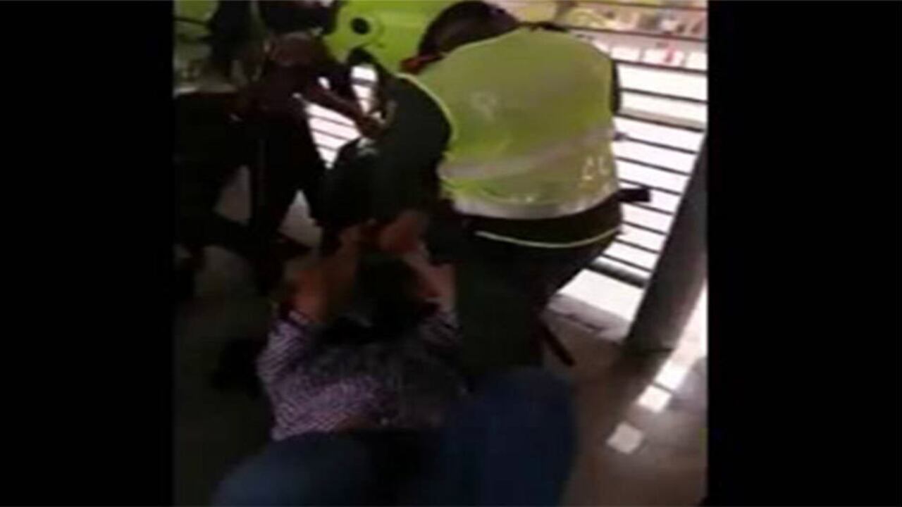 Captura de imagen del momento de la agresión denunciada contra el periodista José Pinzón, en Cartagena