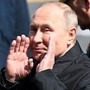 El presidente ruso, Vladimir Putin, abandona la Plaza Roja después del desfile militar del Día de la Victoria en el centro de Moscú el 9 de mayo de 2022. - Rusia celebra el 77 aniversario de la victoria sobre la Alemania nazi durante la Segunda Guerra Mundial. (Foto de Kirill KUDRYAVTSEV / AFP)