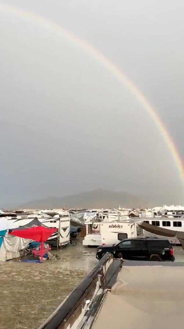 Asistentes al festival Burning Man 2023 se encuentran atrapados por la inclemencia del clima en Nevada.