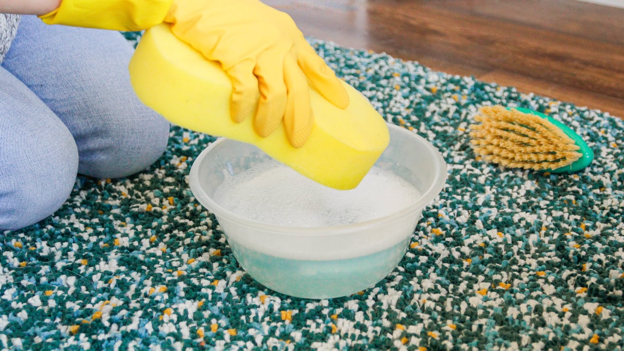 La limpieza frecuente de la alfombra es vital para evitar la acumulación de suciedad en el hogar.