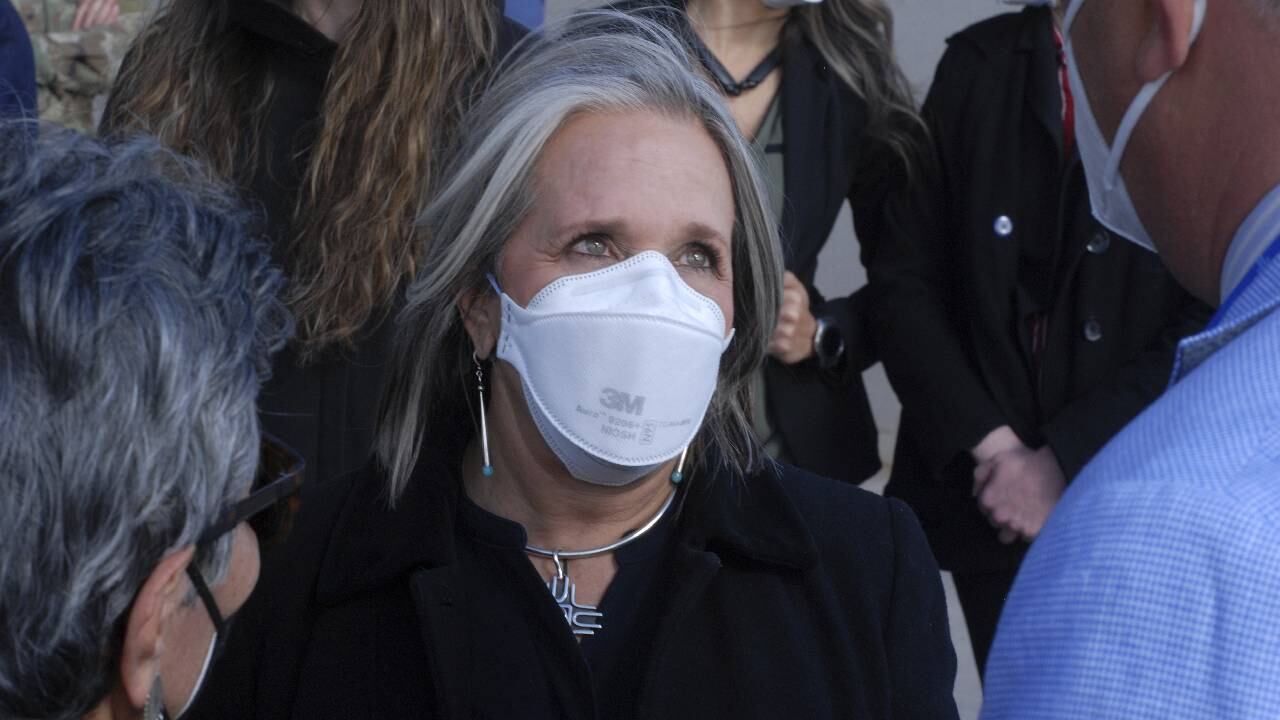 Michelle Lujan Grisham es la gobernadora del estado de Nuevo México y decidió apoyar a los maestros dictando clases, ante las ausencias de algunos profesores que se contagiaron de la covid-19. Foto: AP - Morgan Lee.