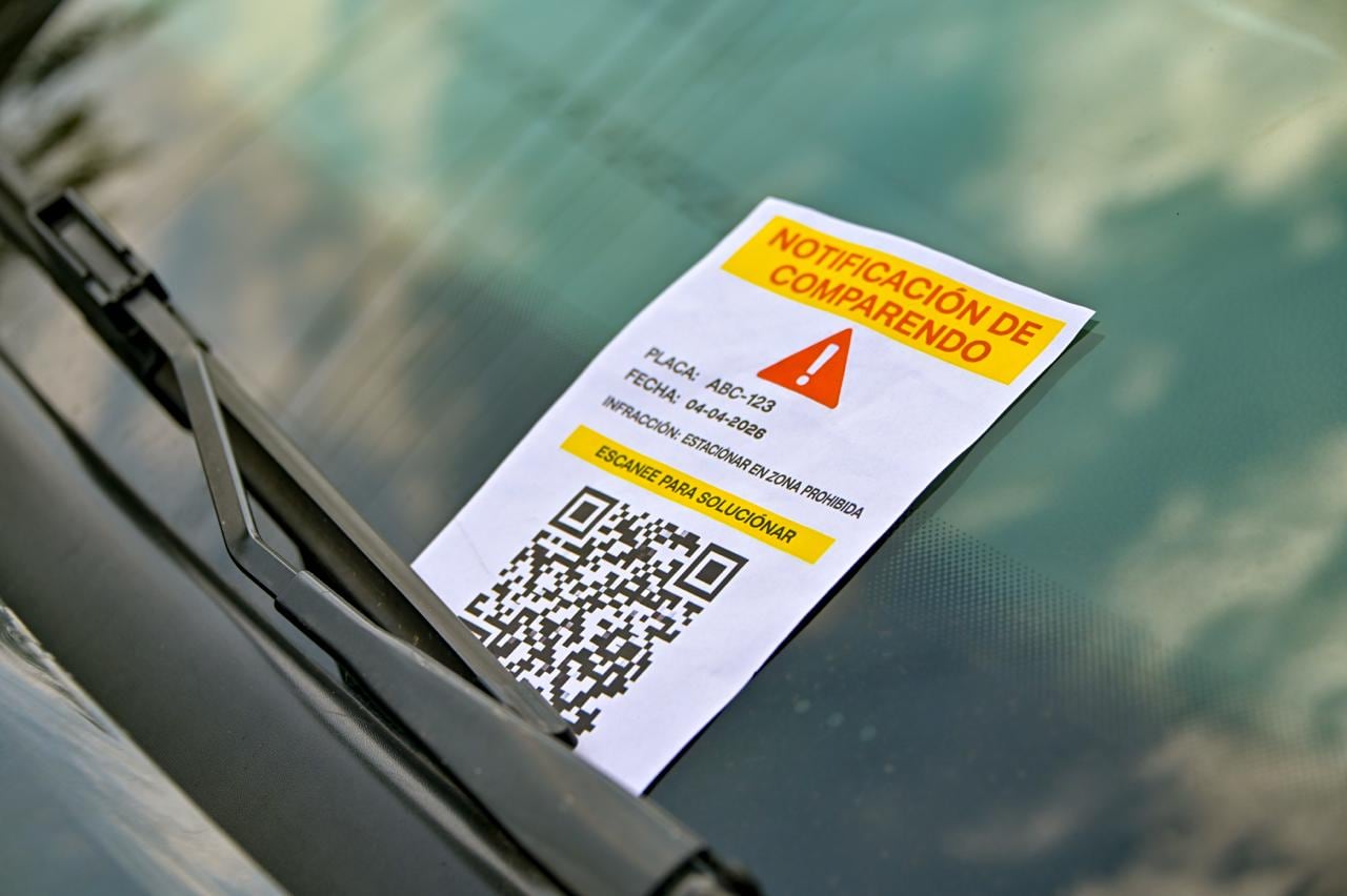 Las autoridades de Bogotá alertaron sobre una modalidad de estafa en la que se usan volantes con códigos QR falsos en los vehículos para robar datos bancarios y extorsionar a los conductores.