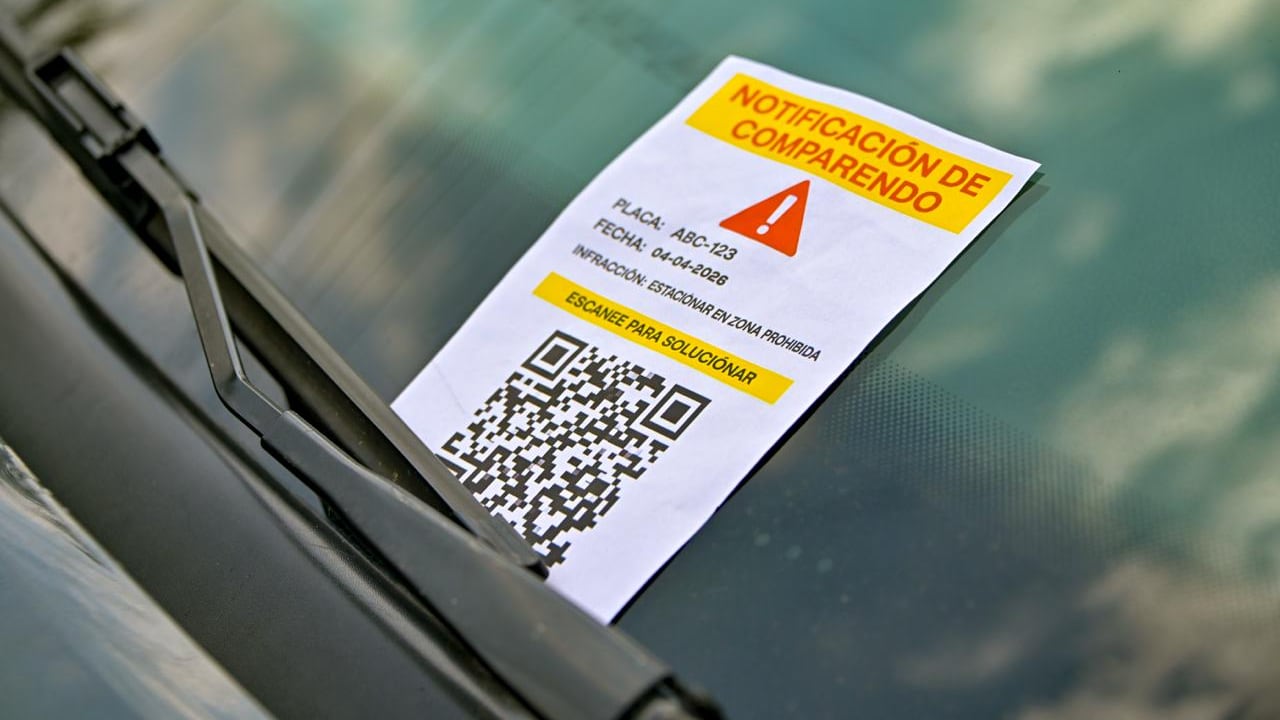 Las autoridades de Bogotá alertaron sobre una modalidad de estafa en la que se usan volantes con códigos QR falsos en los vehículos para robar datos bancarios y extorsionar a los conductores.