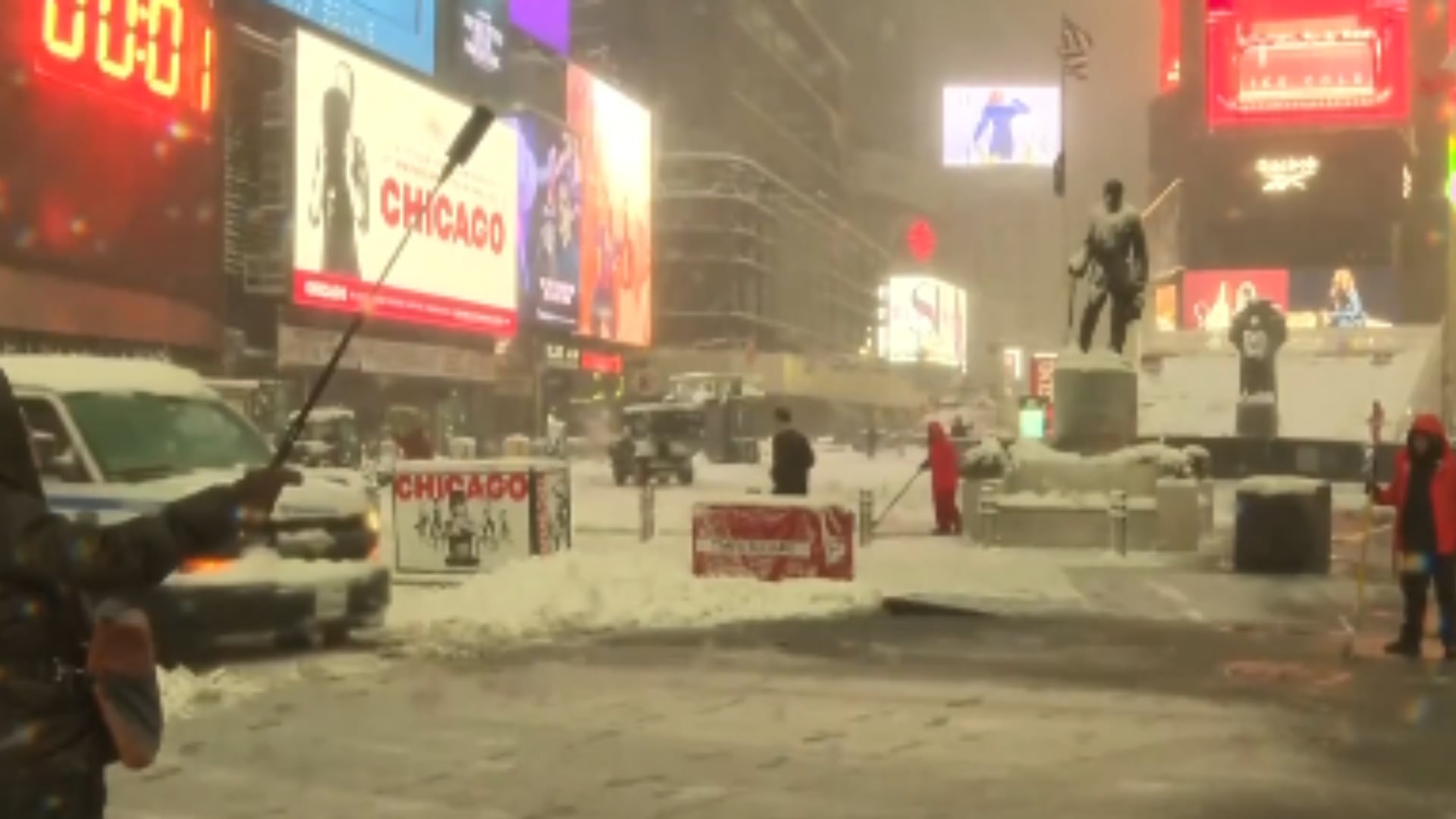 Calles de Nueva York cubiertas por una intensa nevada durante la tormenta invernal que llevó a las autoridades a decretar una prohibición de viajes.