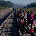 Migrantes caminan a lo largo de las vías del tren con la esperanza de subirse a un tren de mercancías con ruta al norte en Huehuetoca, México, el miércoles 20 de septiembre de 2023. (AP Foto/Eduardo Verdugo)