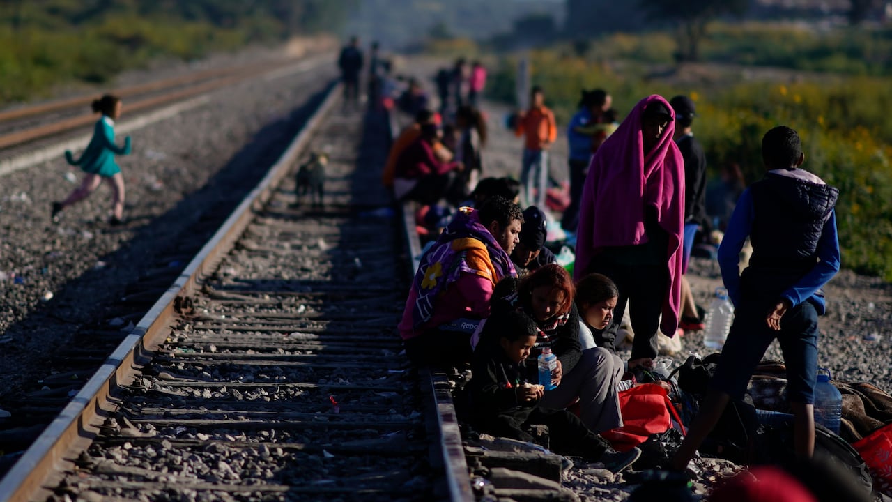 Migrantes caminan a lo largo de las vías del tren con la esperanza de subirse a un tren de mercancías con ruta al norte en Huehuetoca, México, el miércoles 20 de septiembre de 2023. (AP Foto/Eduardo Verdugo)