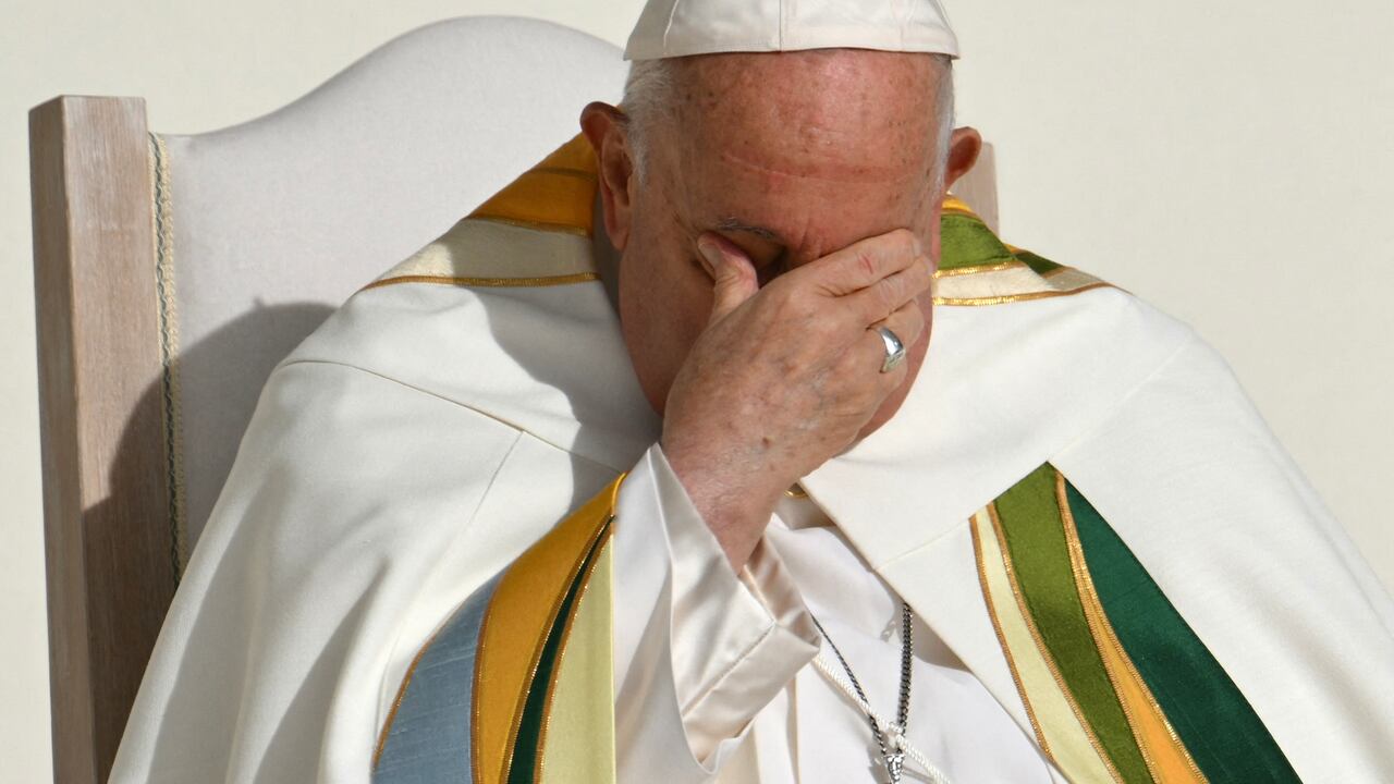 El papa Francisco sigue bajo cuidados médicos en una clínica de Roma.