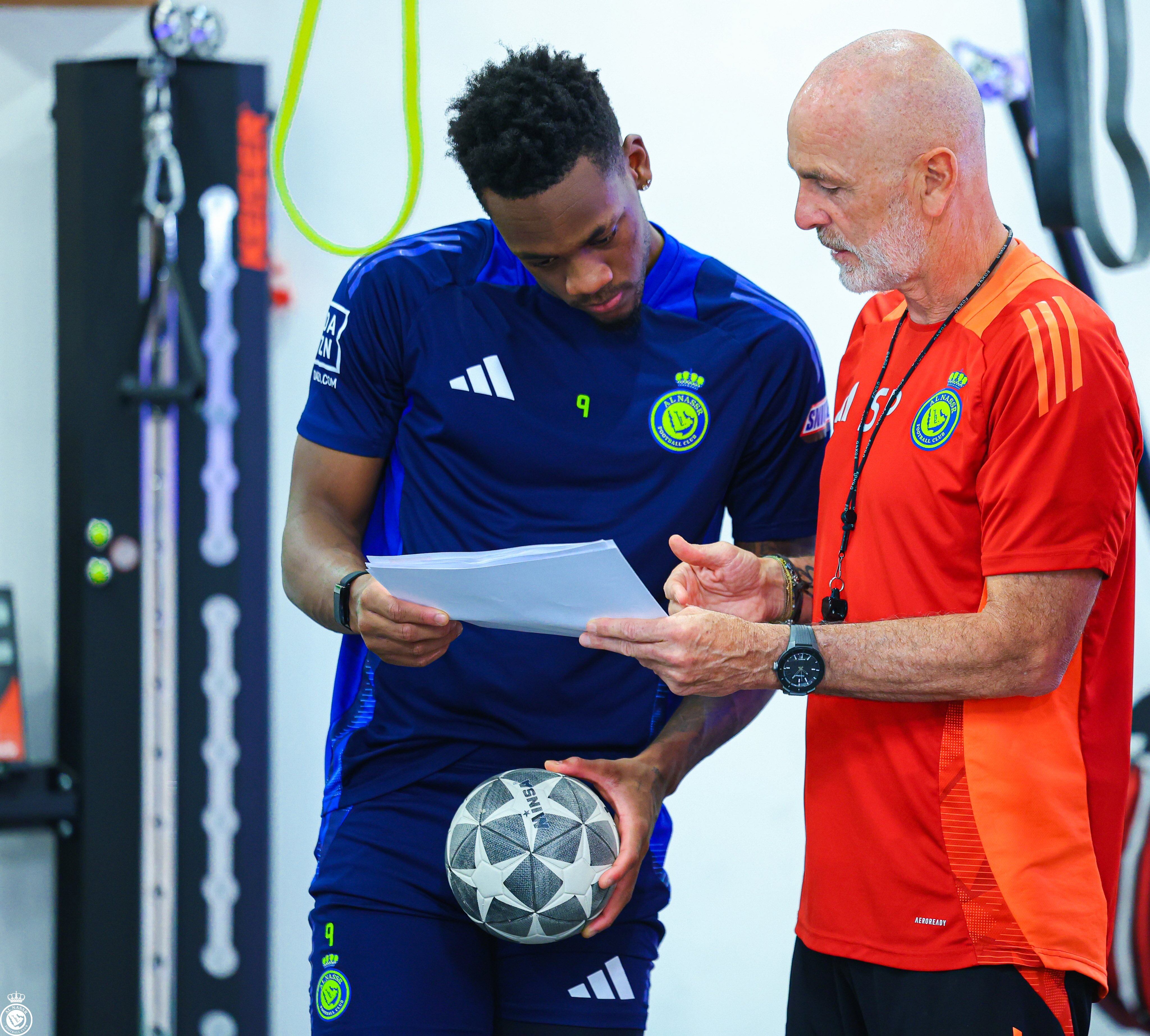 Jhon Jader Durán recibiendo indicaciones de Stefano Pioli