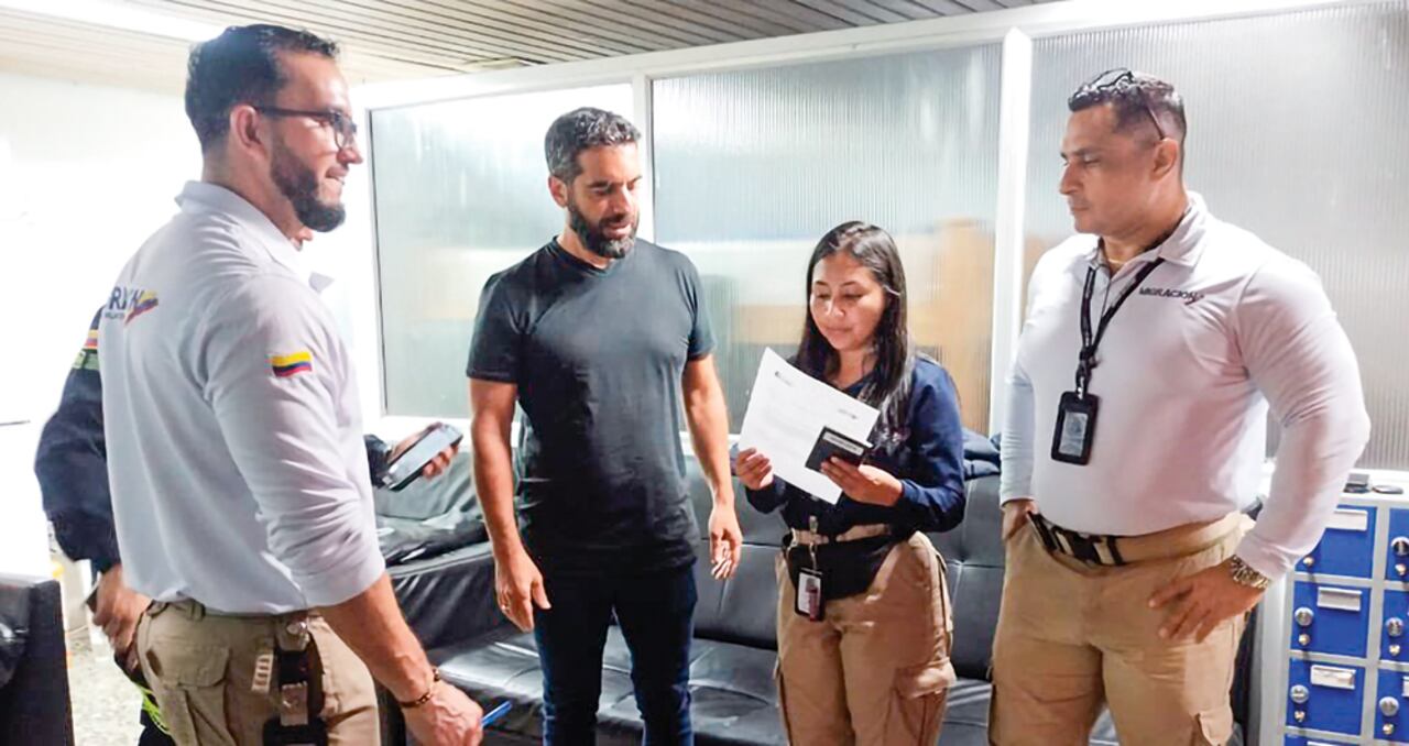 El expresidente del Senado Arturo Char llegó a Barranquilla luego de conocer que la Corte ordenó la medida de aseguramiento. En este momento está en la cárcel La Picota, en Bogotá.