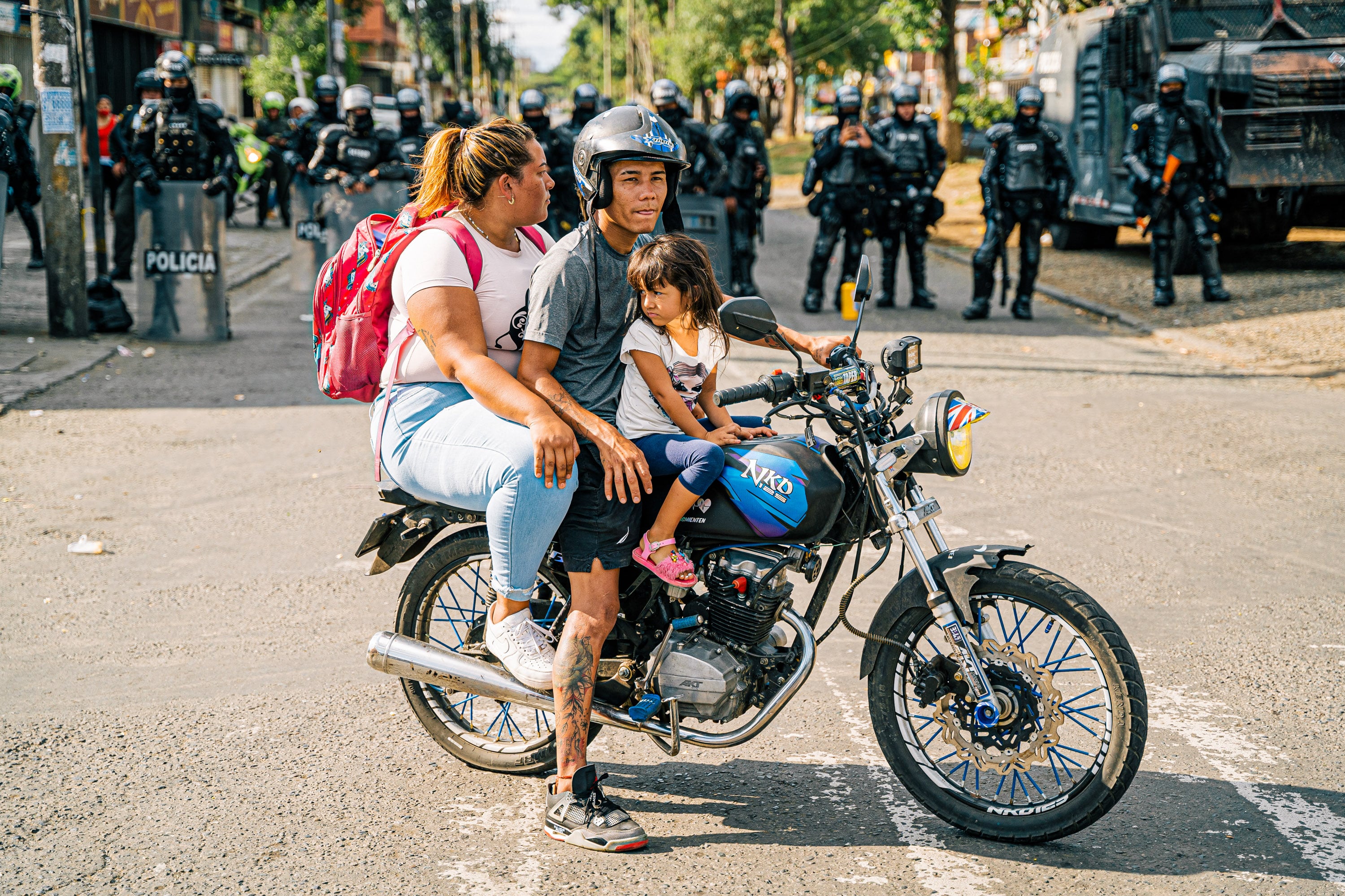 Transportar a menores de 10 años en motocicleta está prohibido por las normas de tránsito vigentes en Colombia.