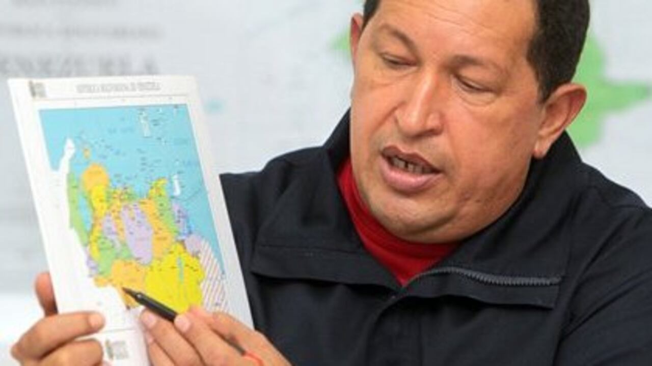 El presidente de Venezuela, Hugo Chávez, señala la zona fronteriza con Colombia durante una rueda de prensa.