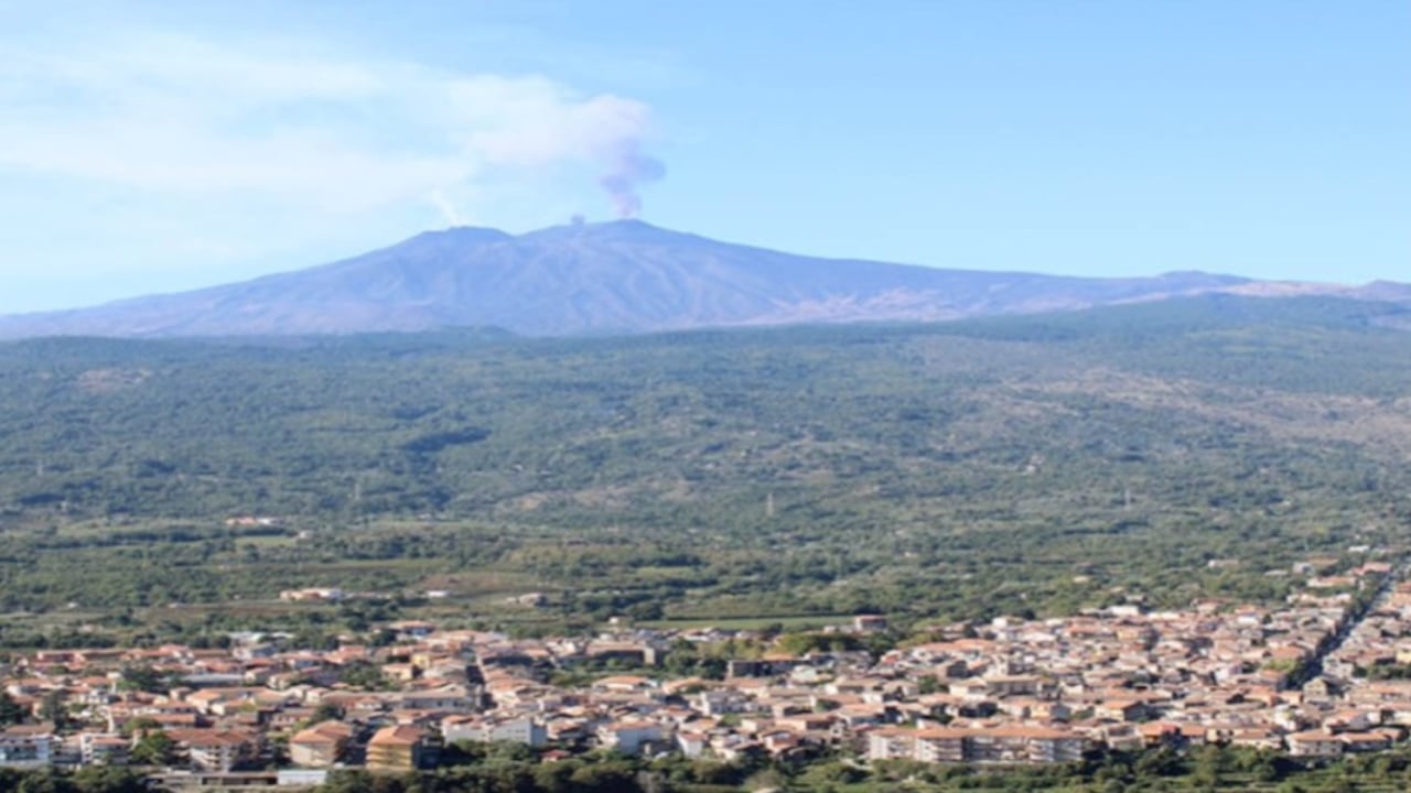 Etapa en el interior de Sicilia con un final cuesta arriba. Desde Avola tocamos el centro del barroco siciliano en Noto hasta las zonas de Pantalica y Vizzini. La aproximación al volcán es un continuo sube y baja, aunque sin verdaderas subidas. Las carreteras pueden presentar defectos en el firme en los tramos más alejados de las ciudades, que por término medio tienen calzadas estrechas y los habituales obstáculos urbanos al tráfico.