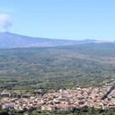 Etapa en el interior de Sicilia con un final cuesta arriba. Desde Avola tocamos el centro del barroco siciliano en Noto hasta las zonas de Pantalica y Vizzini. La aproximación al volcán es un continuo sube y baja, aunque sin verdaderas subidas. Las carreteras pueden presentar defectos en el firme en los tramos más alejados de las ciudades, que por término medio tienen calzadas estrechas y los habituales obstáculos urbanos al tráfico.