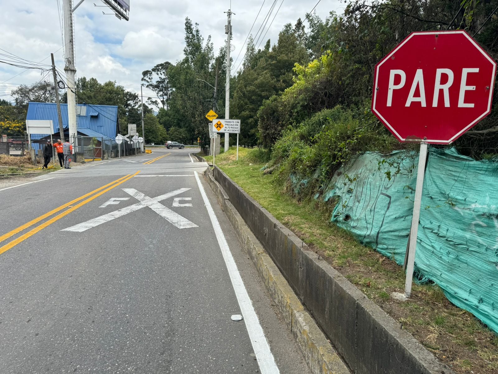 Señalización pasos a nivel Calle 245.