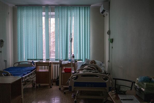 El hombre aseguró que el estado de salud siguió empeorando rápidamente, lo que obligó a trasladarla a al Arrowhead Regional Medical Center, un centro asistencial de mayor complejidad, donde pese al esfuerzo de los médicos, falleció debido a que llegó prácticamente con muerte cerebral. (Photo by Jose Colon/Anadolu Agency via Getty Images)