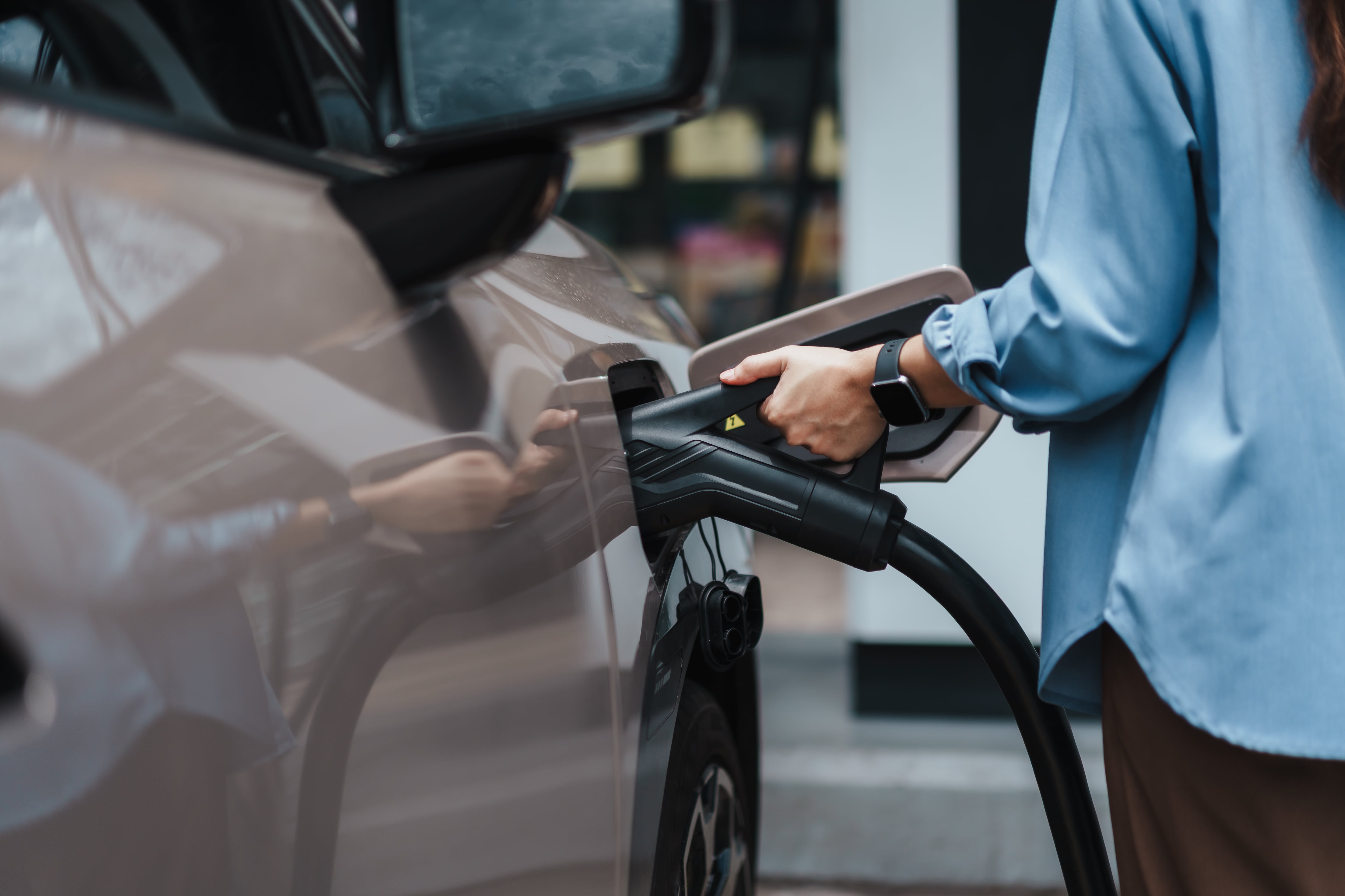 Conducir a altas velocidades incrementa la resistencia aerodinámica y eleva el gasto de batería en un carro eléctrico.
