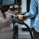 Conducir a altas velocidades incrementa la resistencia aerodinámica y eleva el gasto de batería en un carro eléctrico.