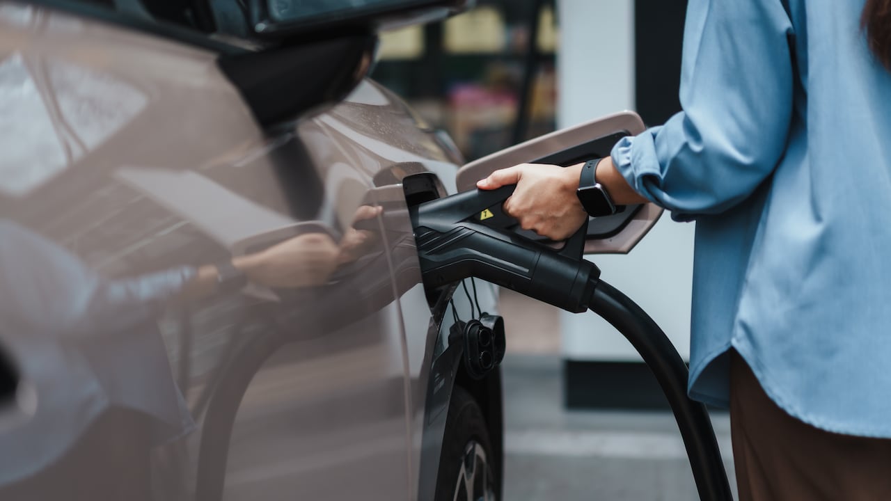 La movilidad eléctrica crece en Colombia mientras se desmontan mitos sobre la duración de las baterías.