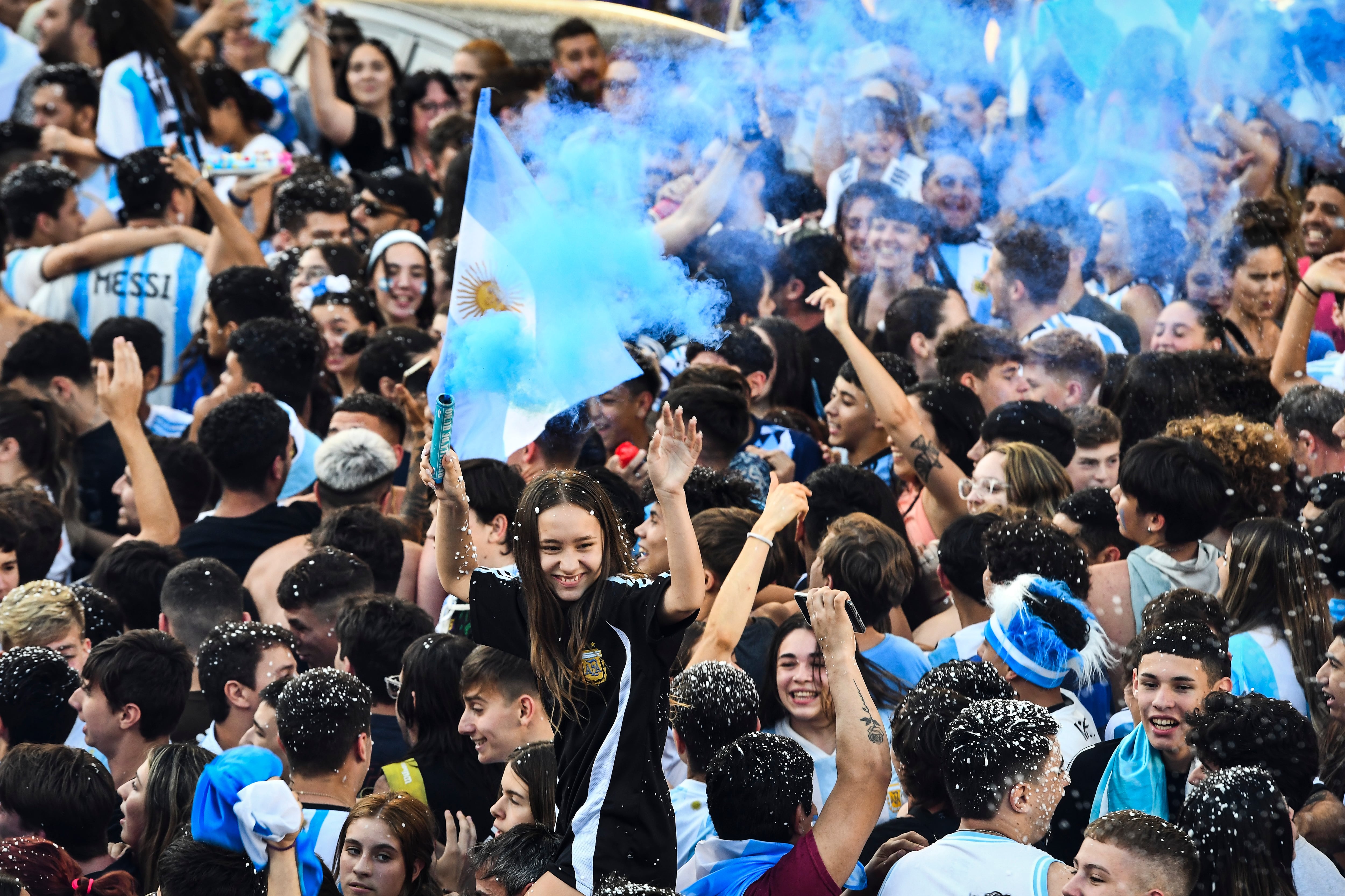 Hinchas Argentina festejando en Buenos Aires.