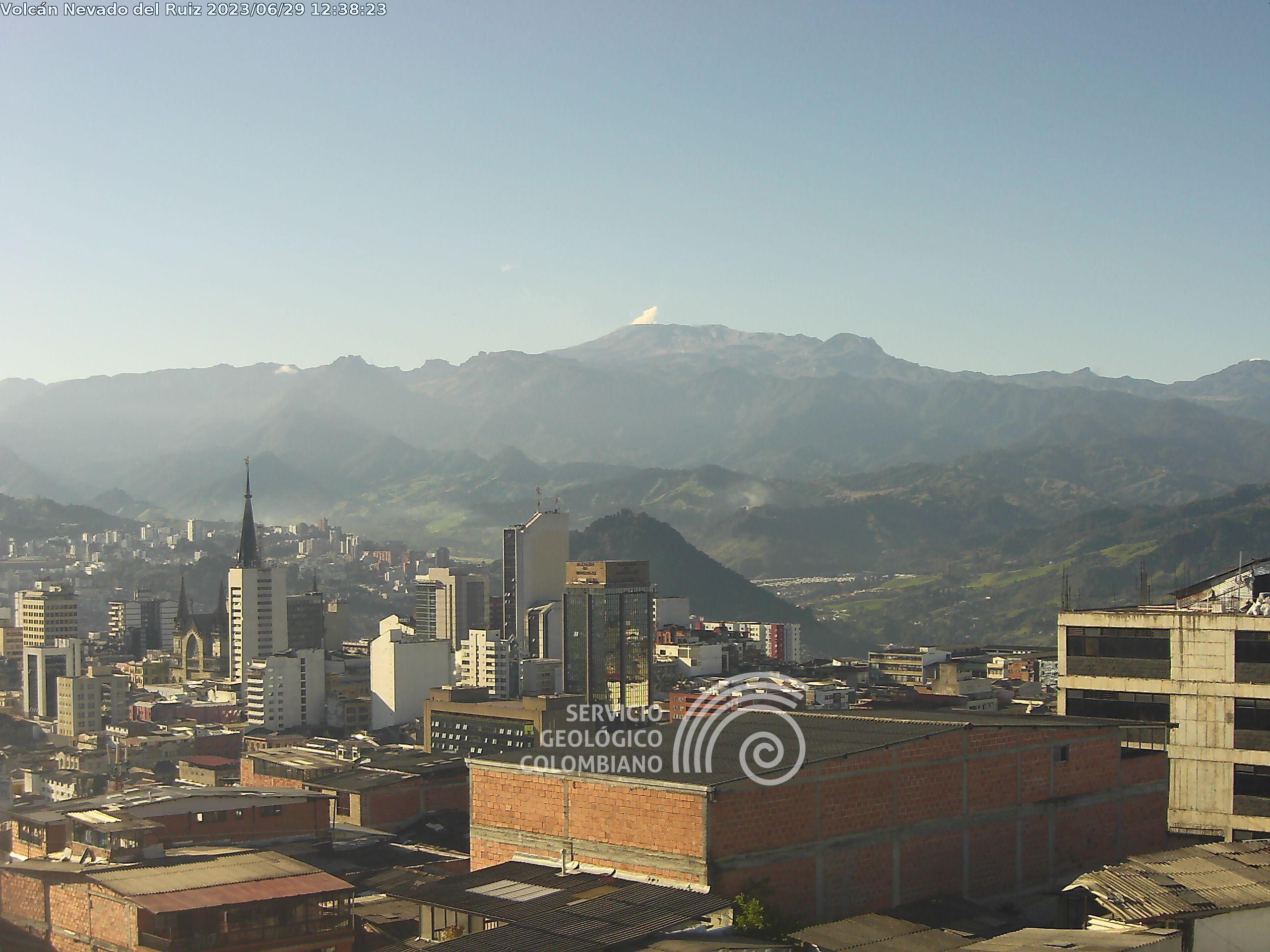 Vista del volcán Nevado del Ruiz desde Manizales.