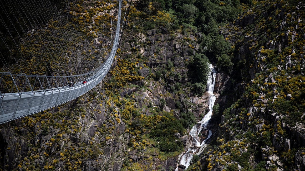 Una vista aérea del puente 516 Arouca, el puente peatonal de suspensión más largo del mundo con una extensión de 516 metres y una altura de 175 metres, en Arouca, al norte de Portugal, el 29 de abril de 2021. Foto de CARLOS COSTA.