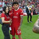 Luis Díaz junto a su familia en el último partido del Liverpool en la temporada 2023/24