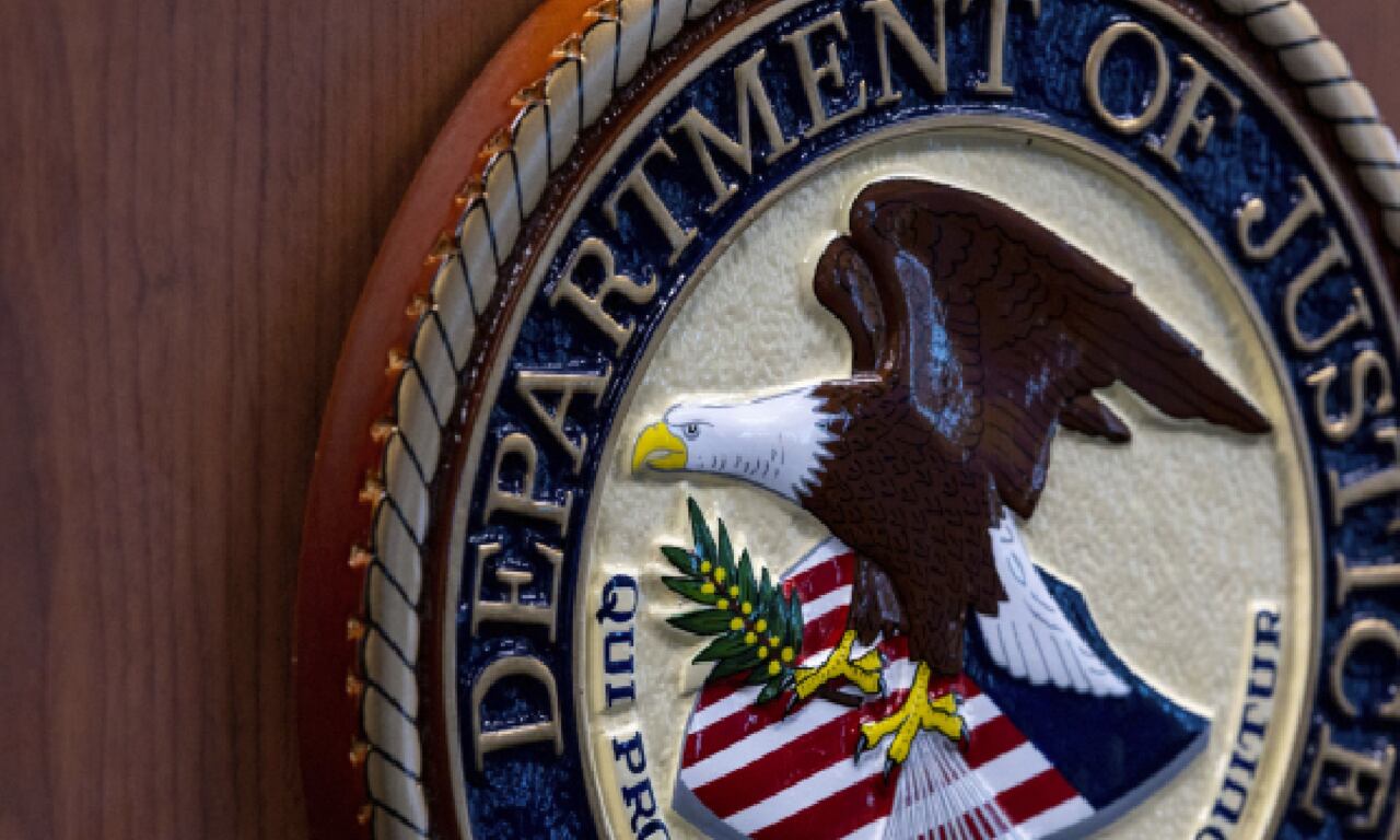 Departamento de Justicia anuncia que pondrá la lupa en sensible caso de filtración de documentos de inteligencia.