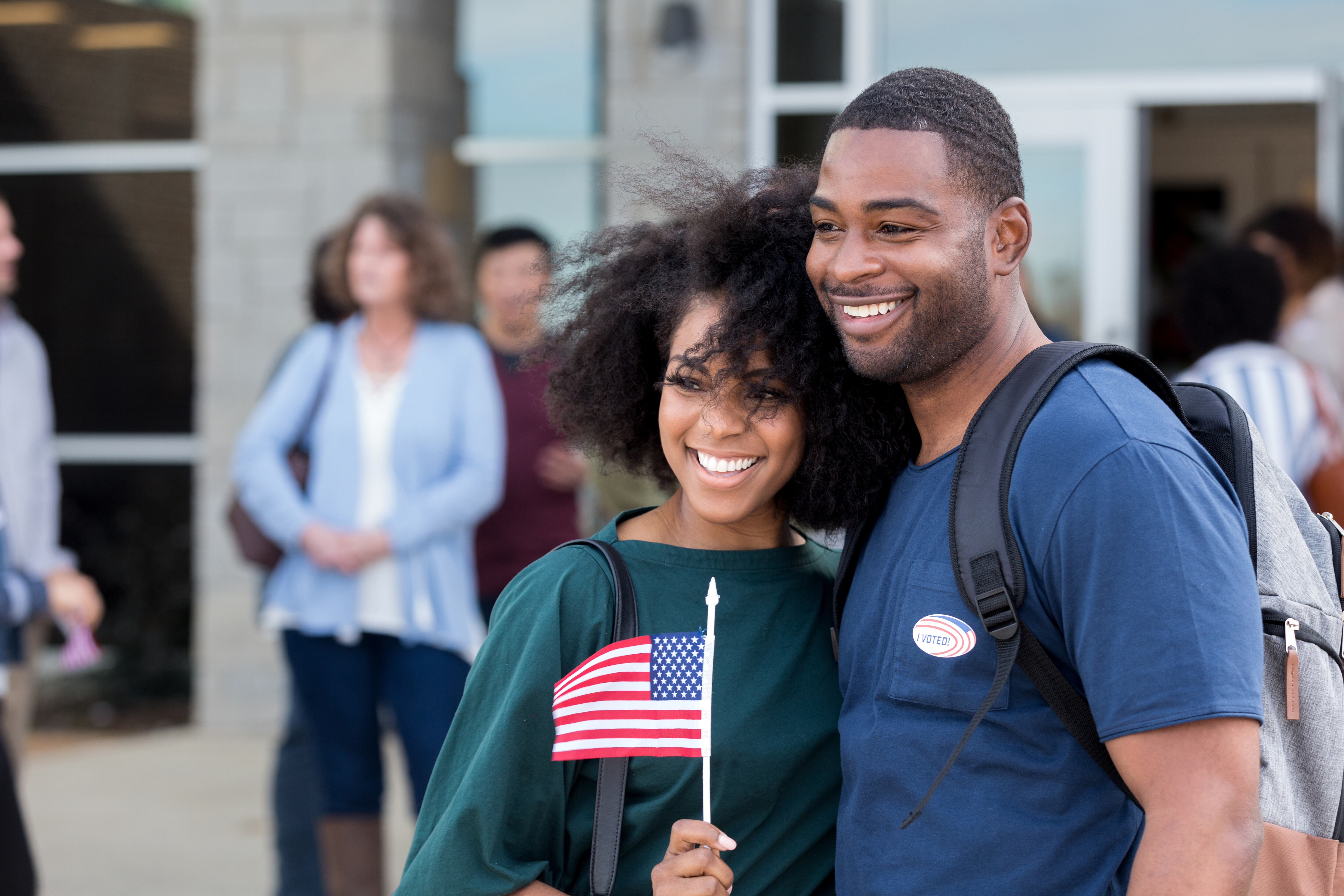 Una vez naturalizado, el cónyuge disfruta de plenos derechos, incluyendo el voto, acceso a empleos federales y protección contra deportación .