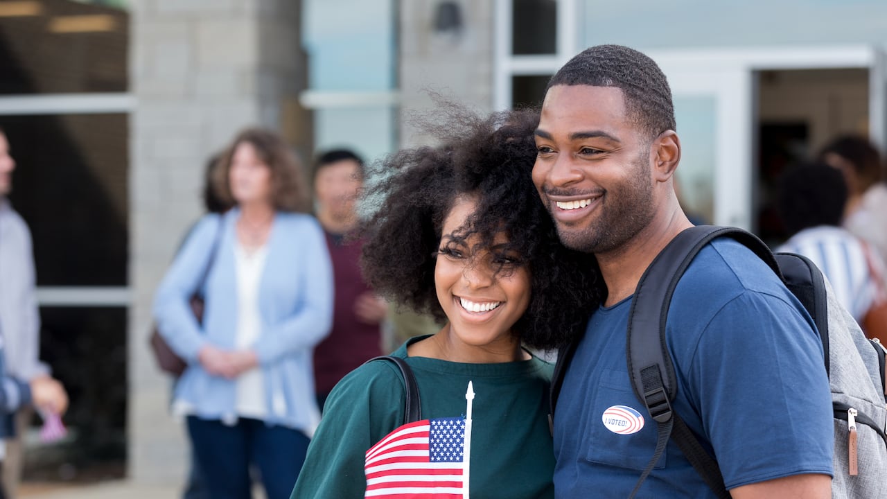 Una vez naturalizado, el cónyuge disfruta de plenos derechos, incluyendo el voto, acceso a empleos federales y protección contra deportación .