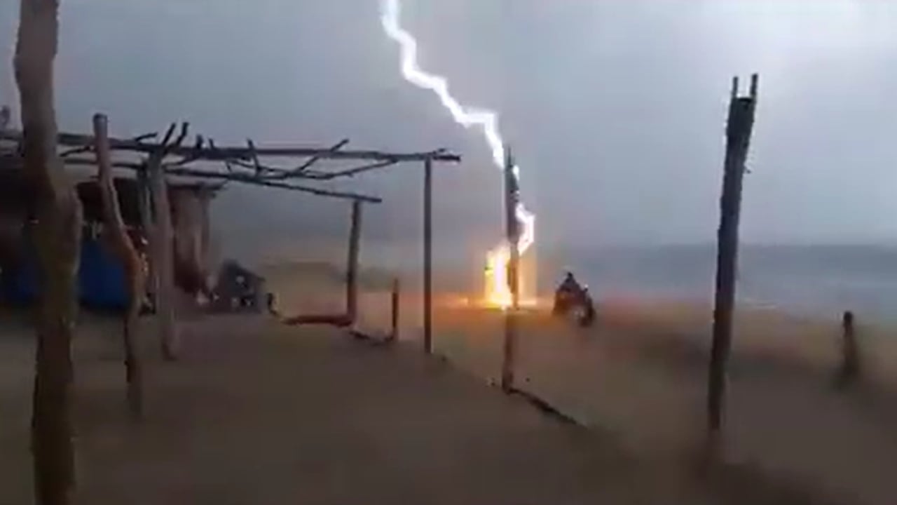 Un turista murió tras ser golpeado por un rayo, mientras caminaba por una playa de México.