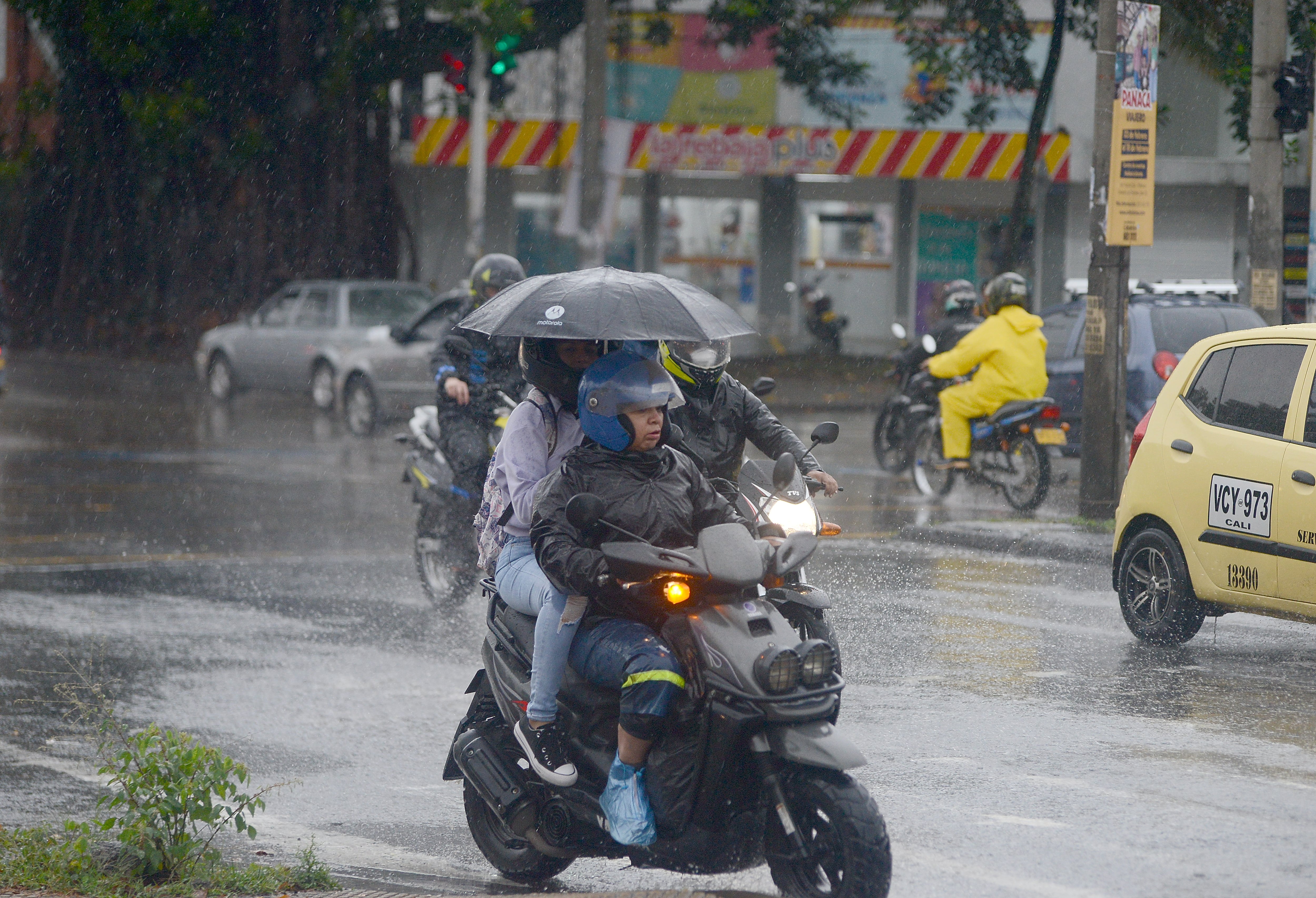 Cali pasada por lluvias durante el inicio de semana, con  un intenso aguacero amaneció la capital del Valle del Cauca,  desde las primeras horas del día