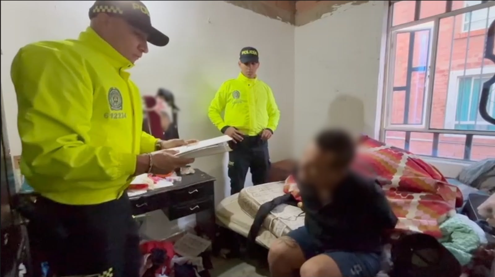 Un policía lee los derechos de capturado al presunto abusador sexual.
