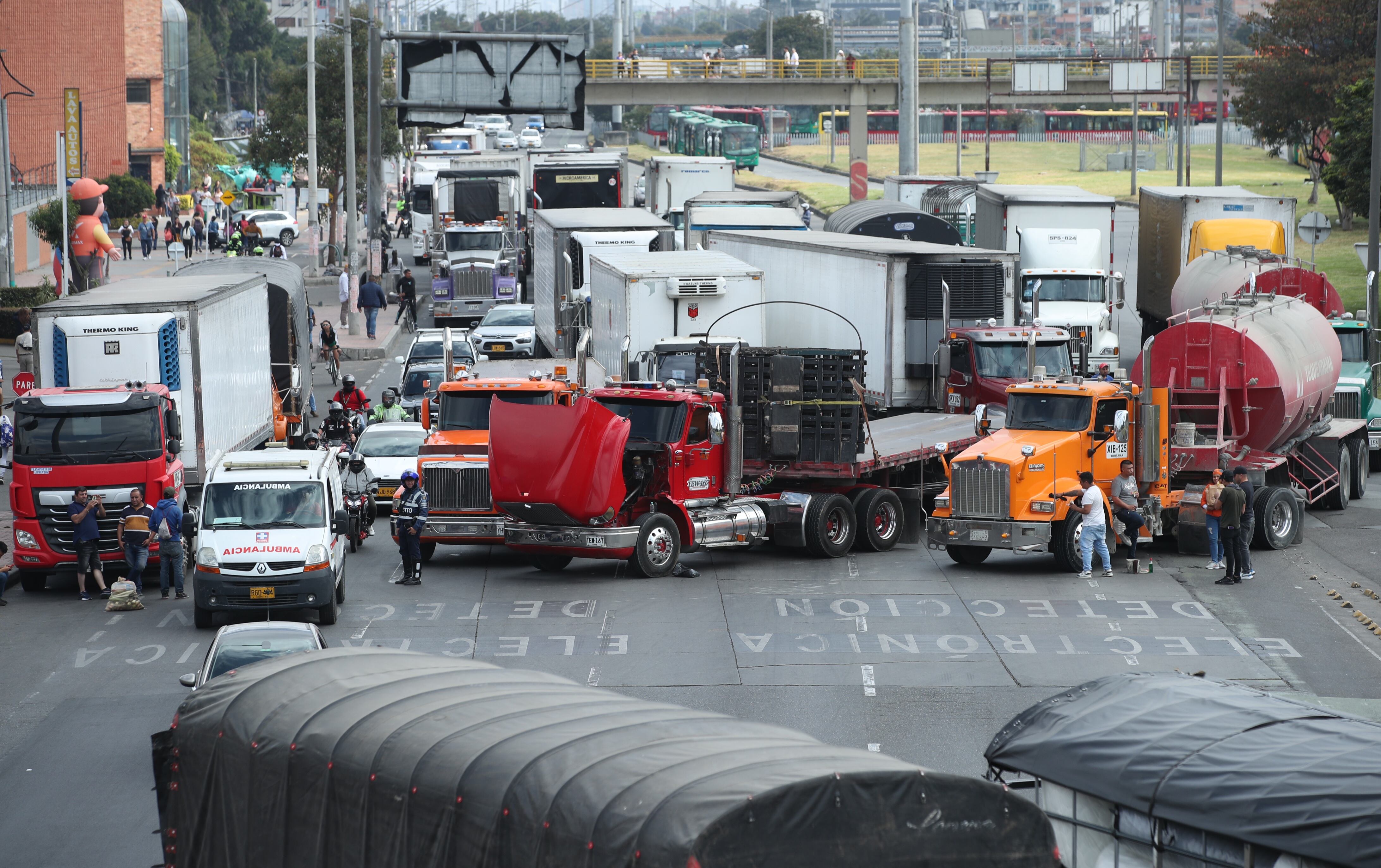 Paro de transportadores, camioneros en la autopista norte con calle 183
protestas por el alza al ACPM