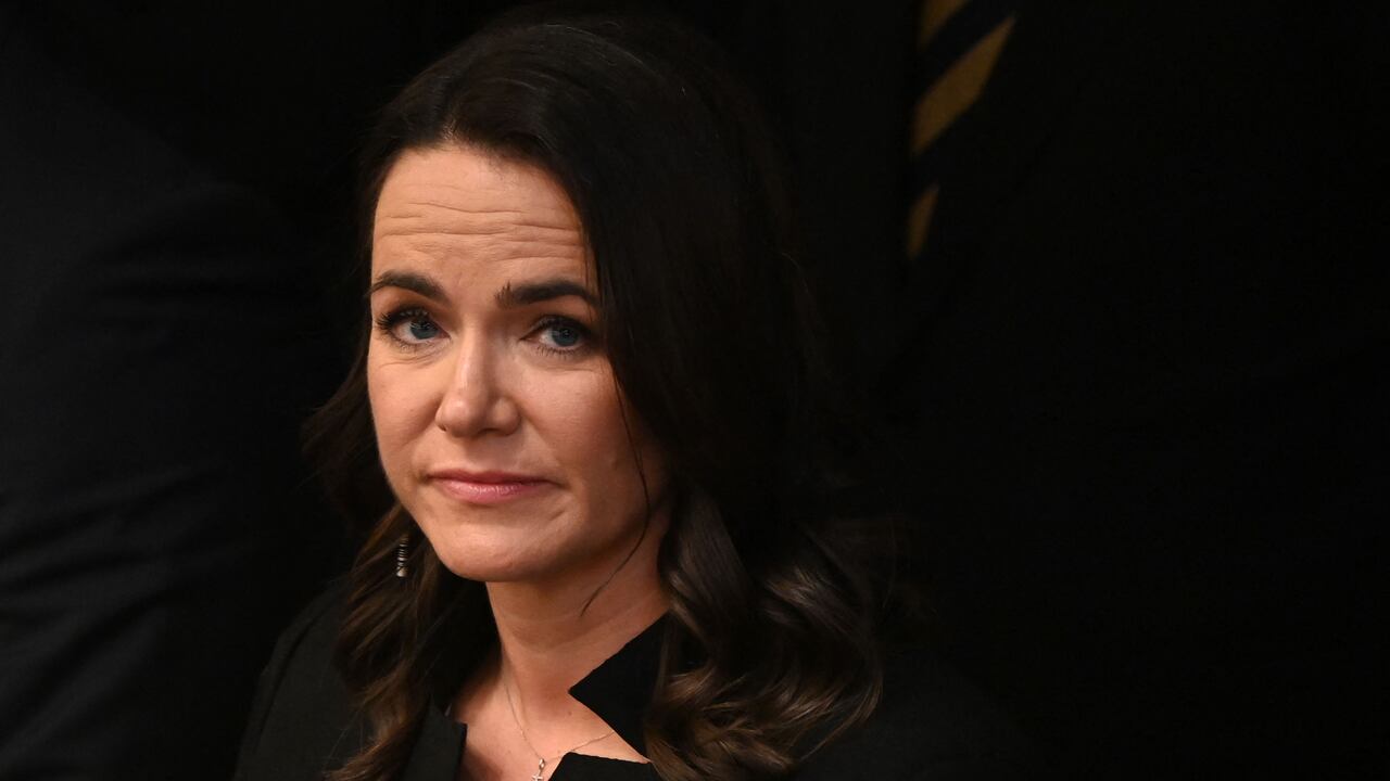 La recién elegida presidenta húngara, Katalin Novak, aparece en la foto después de prestar juramento cuando los representantes del parlamento húngaro aprobaron su nombramiento como nueva presidenta en el edificio del parlamento en Budapest el 10 de marzo de 2022. - El parlamento húngaro eligió a Katalin Novak, una aliada cercana de El primer ministro Viktor Orban, como la primera mujer presidenta de un miembro de la UE.