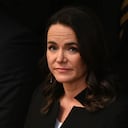 La recién elegida presidenta húngara, Katalin Novak, aparece en la foto después de prestar juramento cuando los representantes del parlamento húngaro aprobaron su nombramiento como nueva presidenta en el edificio del parlamento en Budapest el 10 de marzo de 2022. - El parlamento húngaro eligió a Katalin Novak, una aliada cercana de El primer ministro Viktor Orban, como la primera mujer presidenta de un miembro de la UE. (Photo by Attila KISBENEDEK / AFP)