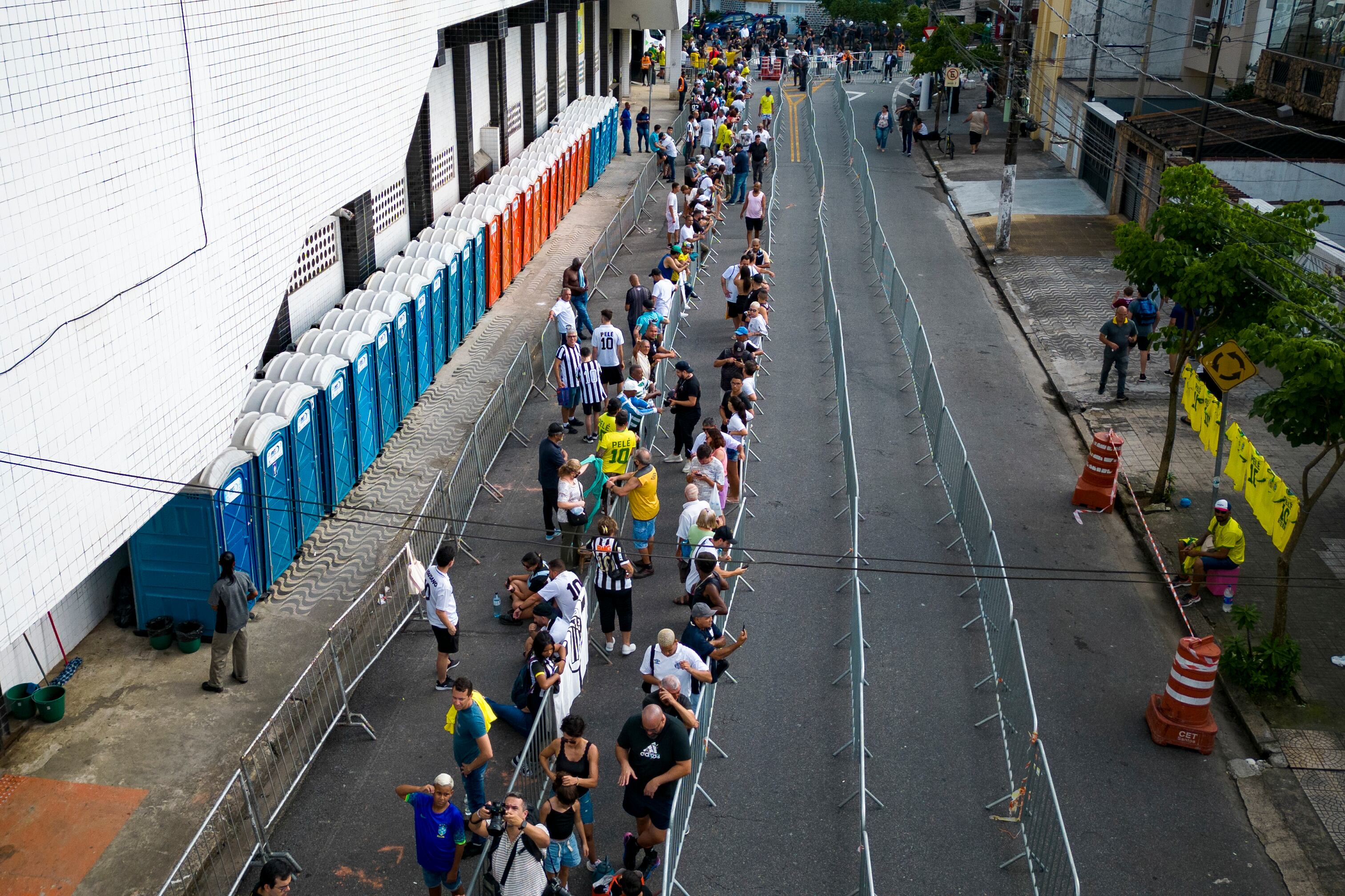 Soccer fans line up to attend the funeral of the late Brazilian soccer legend Pele at the Vila Belmiro stadium in Santos, Brazil, Monday, Jan. 2, 2023. (AP Photo/Matias Delacroix)